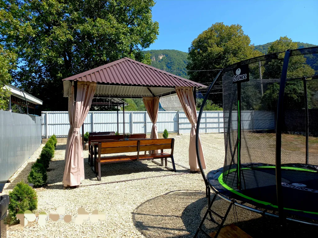 Гуамкаюг. Дом с купелью и видом на горы