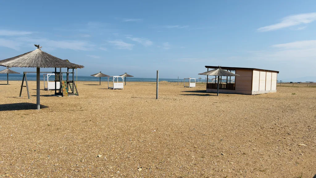 Шикарный дом с бассейном на берегу