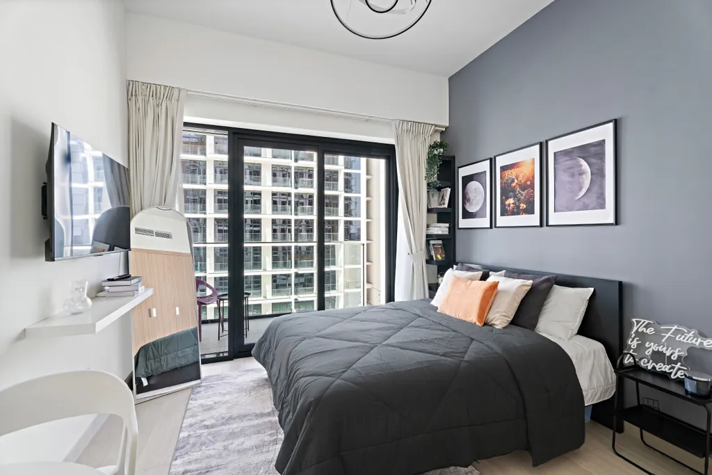 Уютная студия с балконом в Azizi Riviera