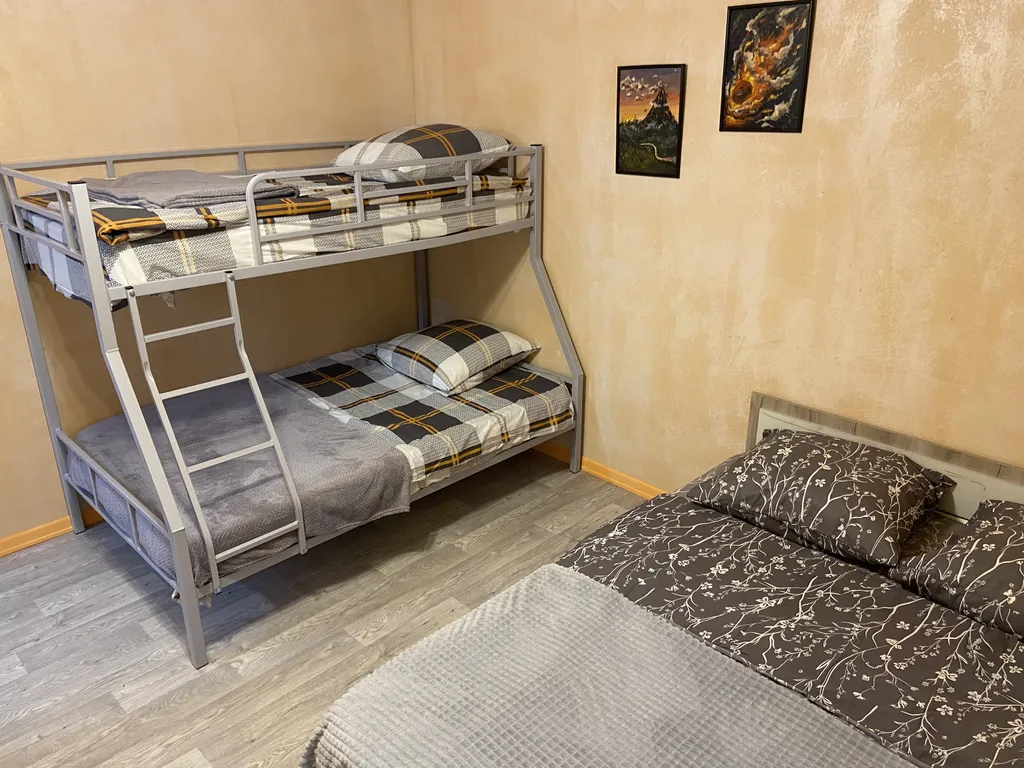 Дом в черте города в сосновом лесу