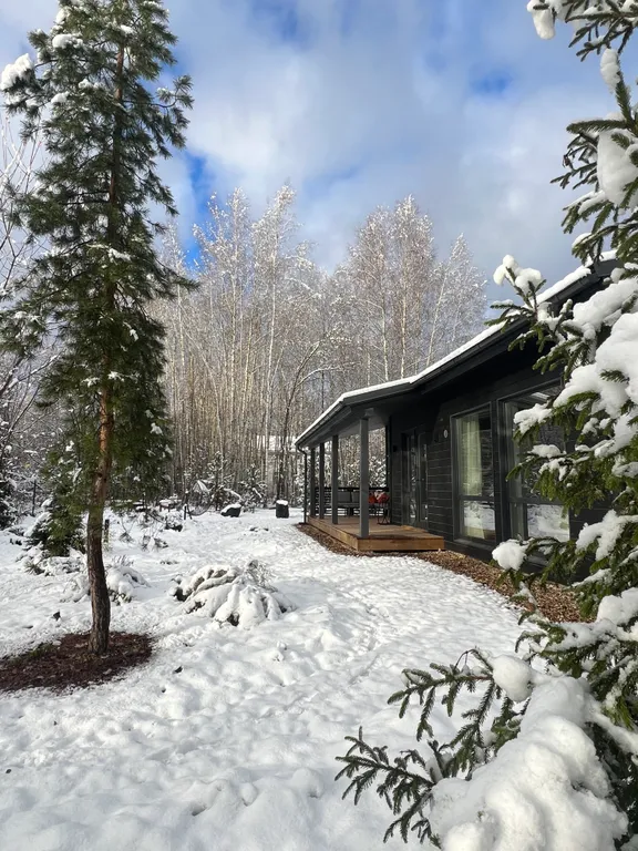 Новый стильный дом с зоной SPA, камином и красивым садом у леса