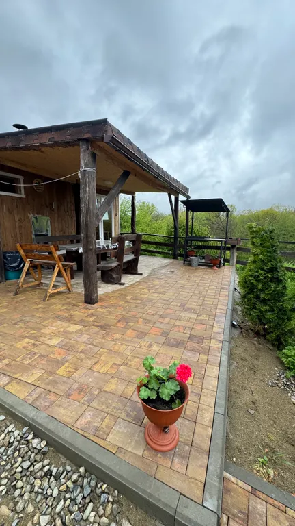 Дом на берегу реки с бассейном и видом