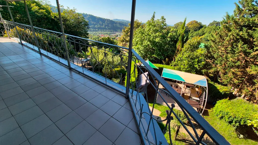 Трёхэтажный таунхаус в живописном месте с большим садом