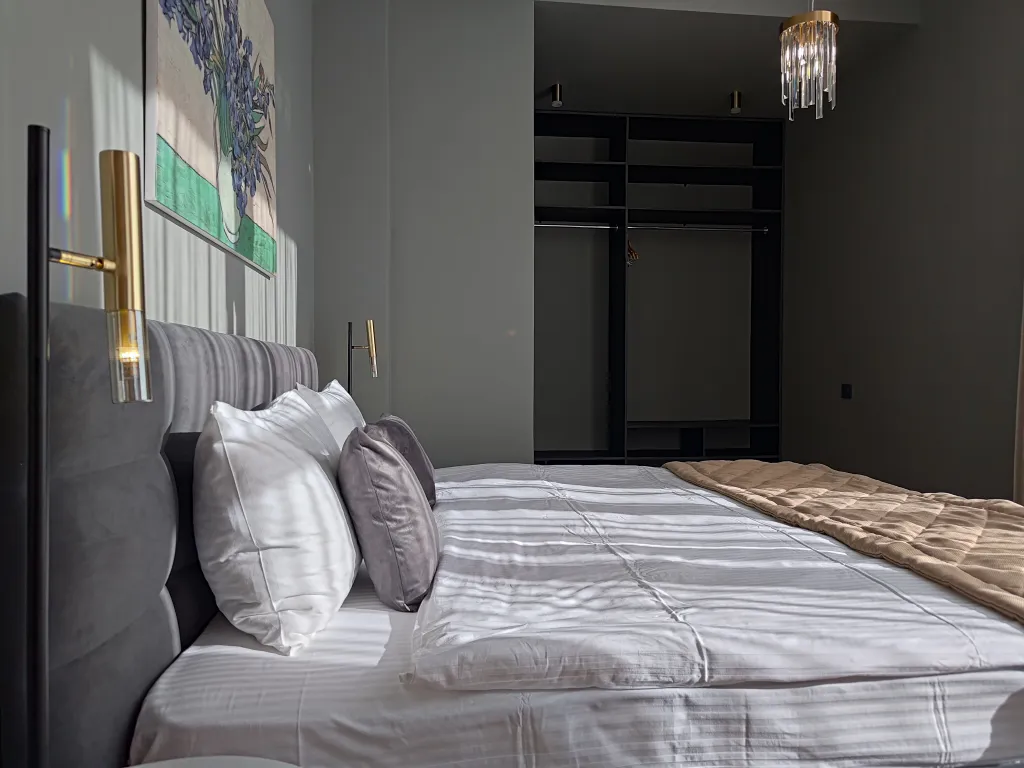 Дизайнерский апартамент с балконом в окружении леса