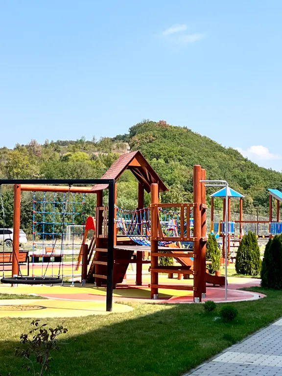 Милая квартирка с видом на горы и бассейном во дворе