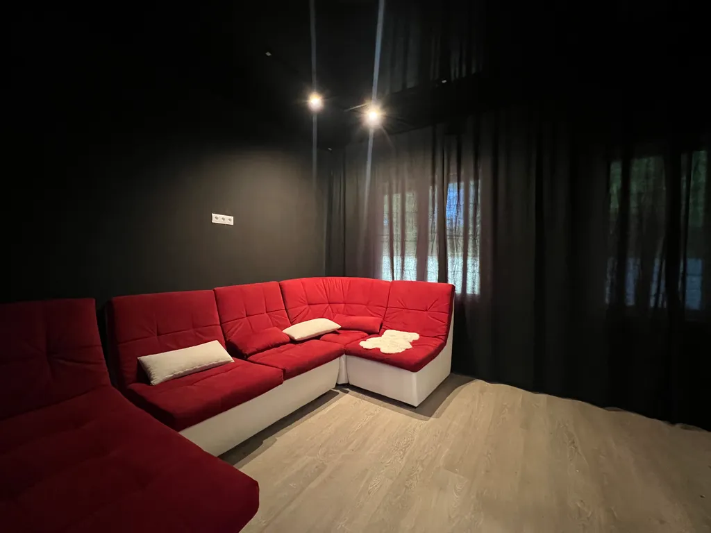 Двухэтажный дом с бассейном караоке и кальяном