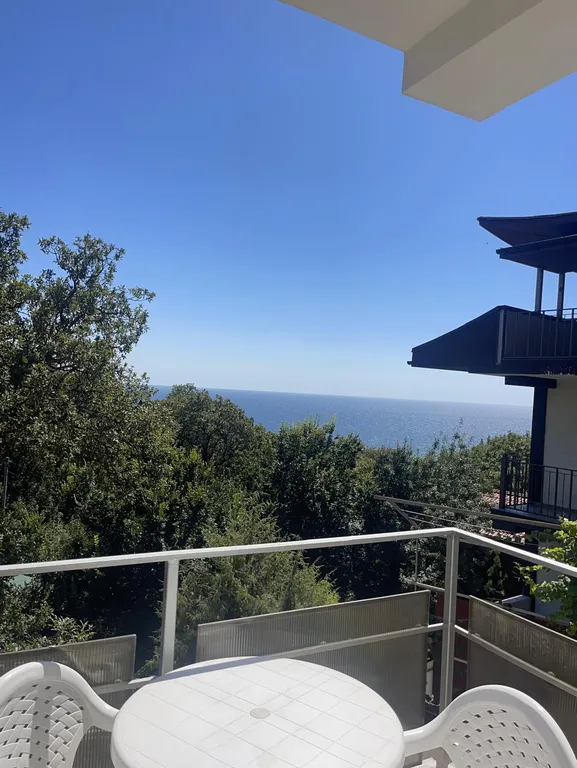 Уютная студия с видом на море, на горы и парк