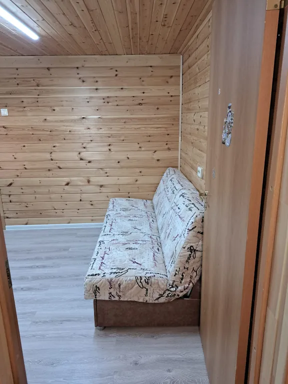 Домик цвета солнца