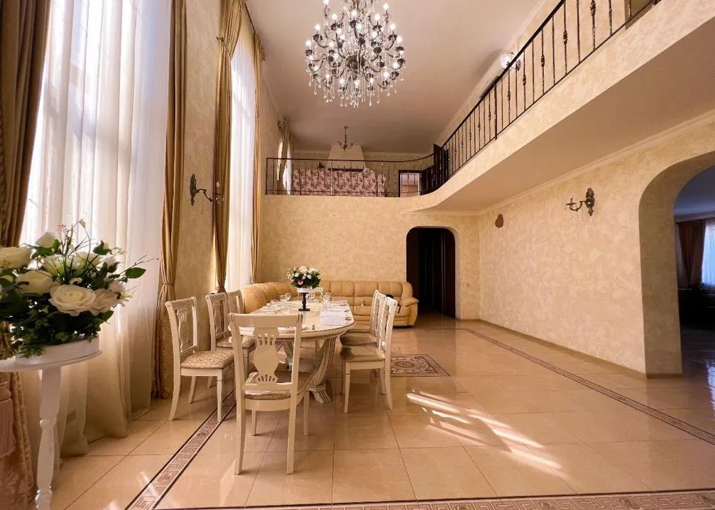 Дом с бассейном