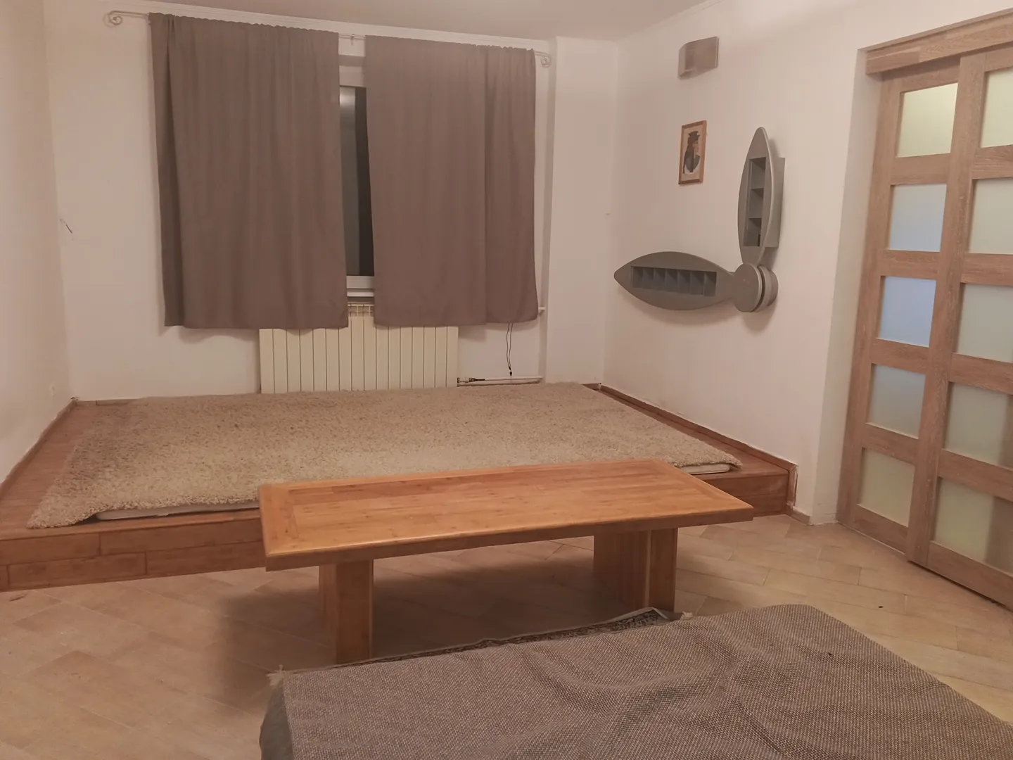 Малая спальня комната 20кв. м., с двуспальней кроватью и уютным мягким ковром для релаксации и массажа, способным легко приютить для отдыха 3 человека.