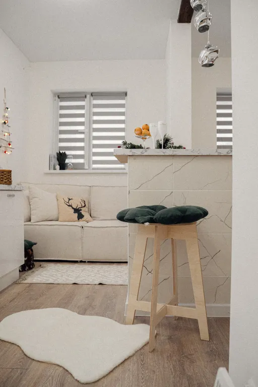 Дом рядом с лесом и прудом