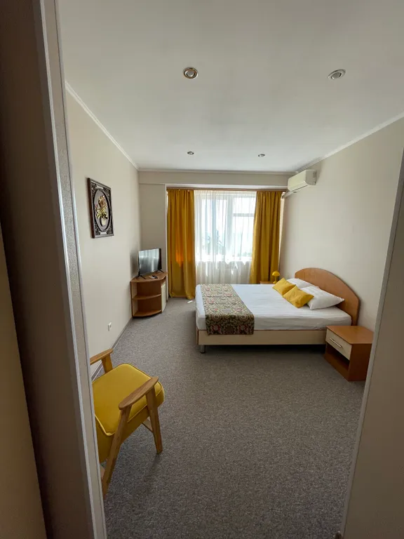 Уютный двухместный номер с двуспальной кроватью и видом на море