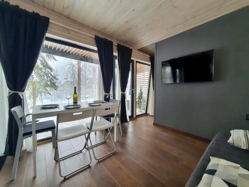 Атмосферный домик рядом с озером и лесом