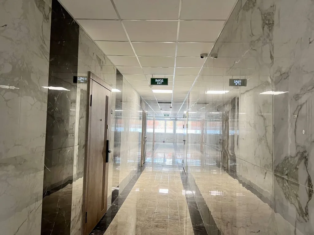 Современный апартамент с бассейном