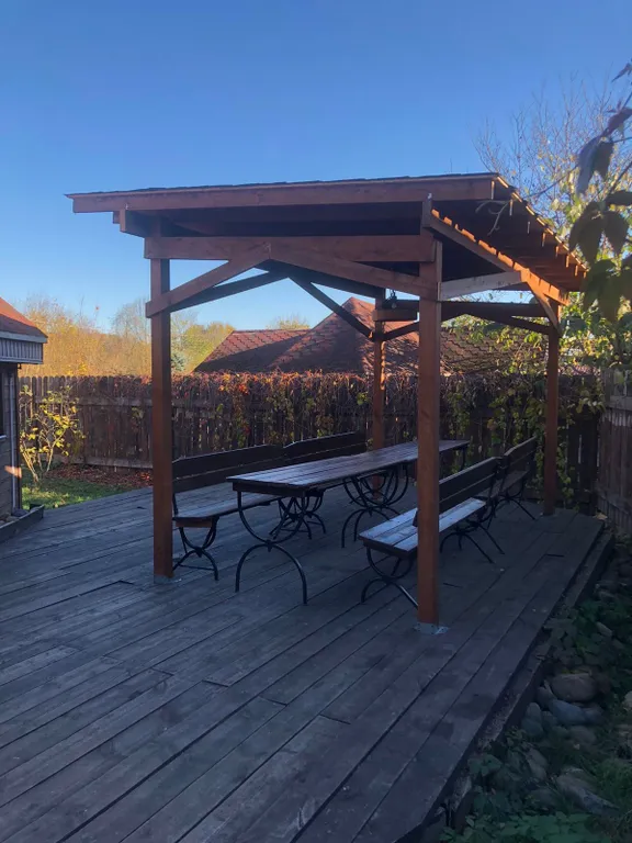 Уютный загородный дом с зоной барбекю и приватной территорией