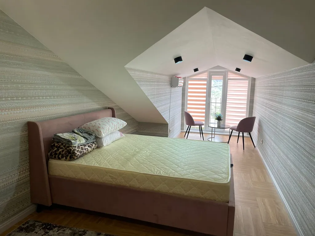 Отдельный этаж, со своим отдельным входом с улицы