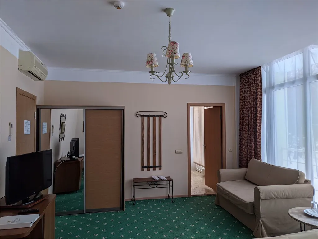 Просторный номер с 1 кроватью и балконом