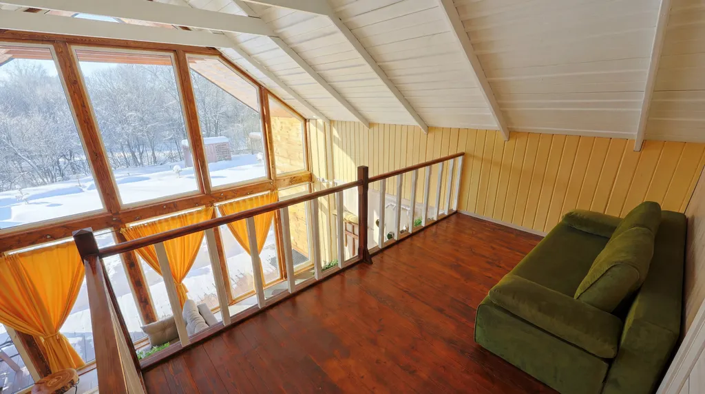 Современный двухэтажный дом из натурального дерева, с большими окнами