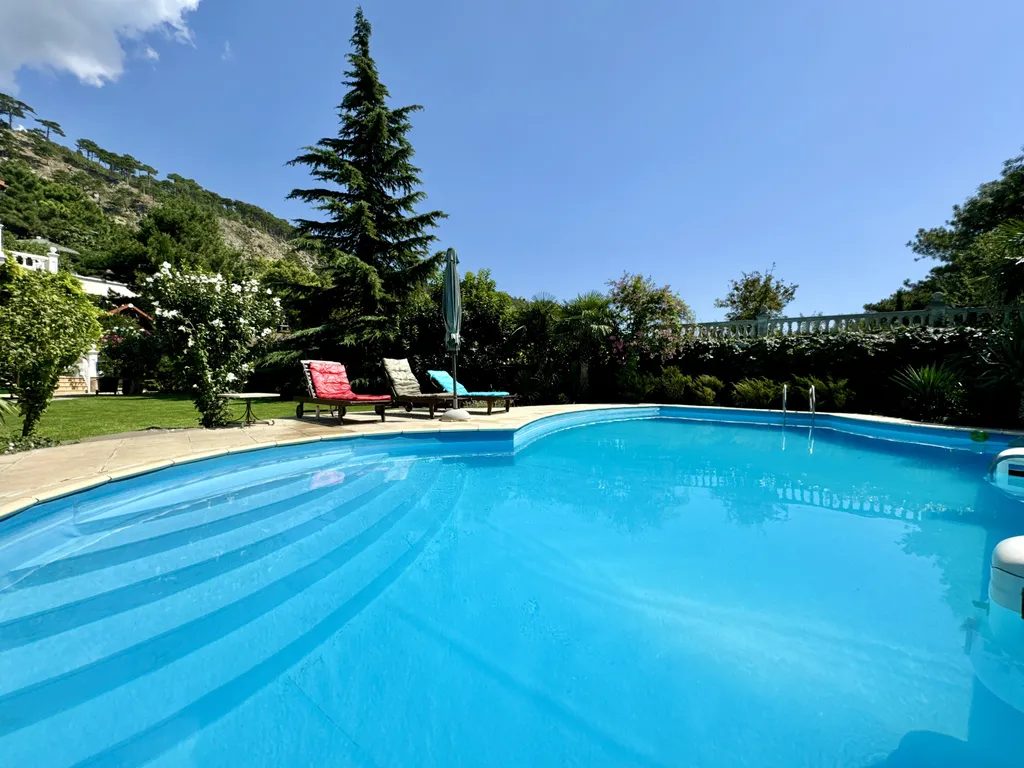 Шикарный дом в заповедной зоне в Ялте