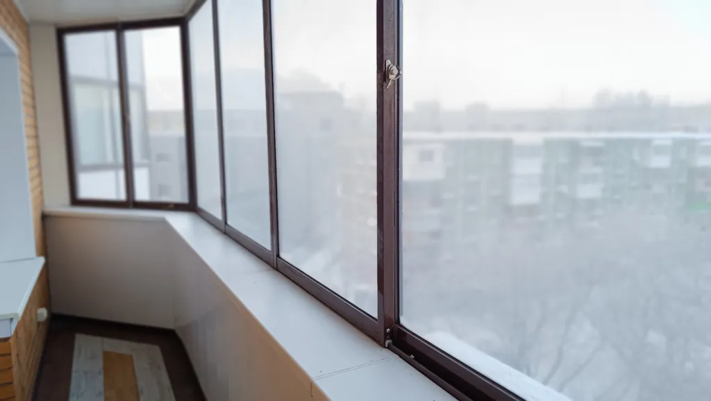 Квартира с камином и большой столовой комфорт-класса