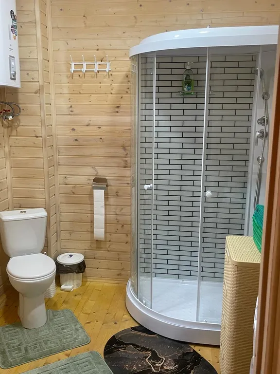 Деревянный дом на берегу Азовского моря