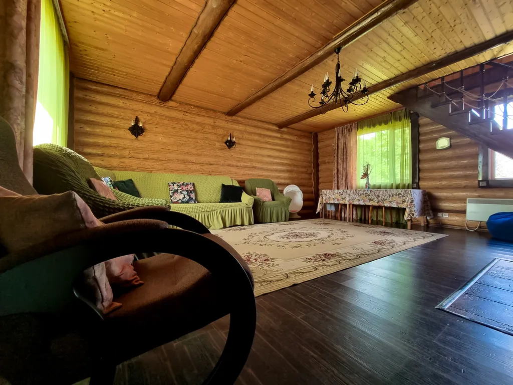 Дом с детской площадкой и видом на озеро