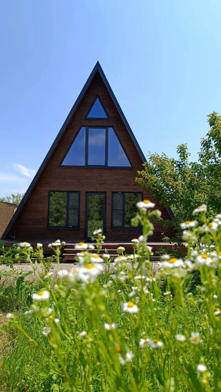 Большой деревянный треугольный дом (афрейм) с видом на бештау