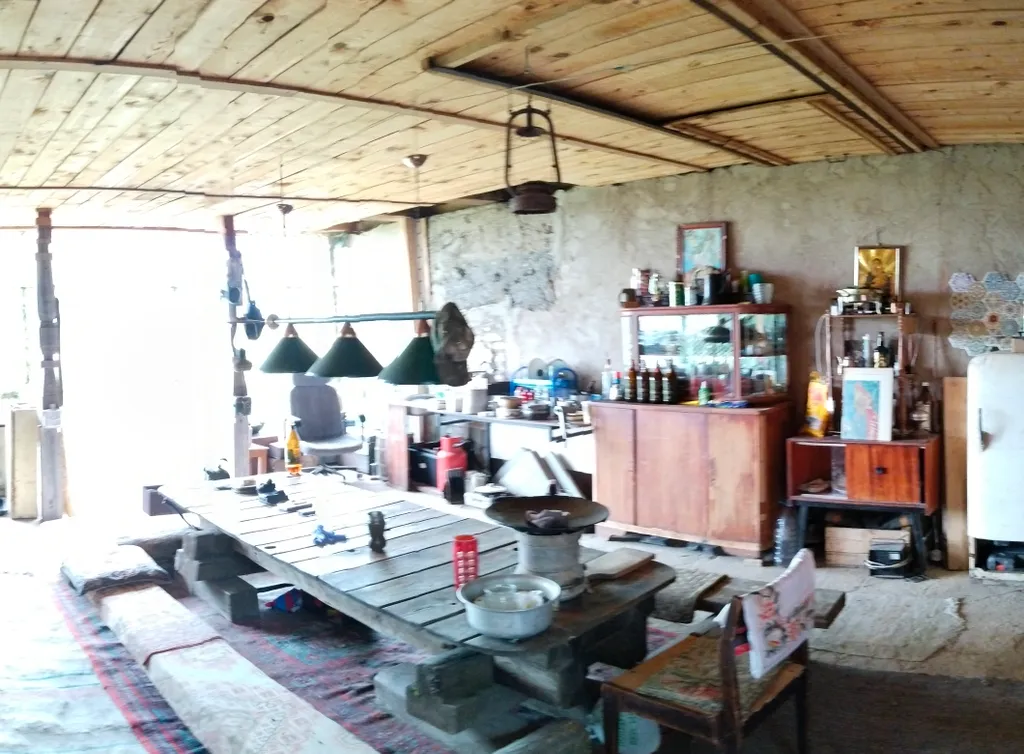 Деревенский домик на берегу озера