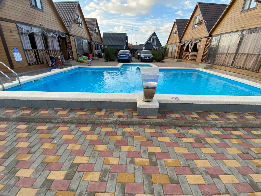 Уютные домики у канала