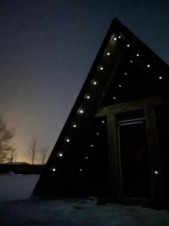 Уютный панорамный треугольный дом A-frame с видом и окружением леса