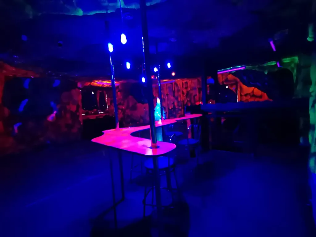 Трёхэтажный коттедж с ночным клубом баней и бассейном