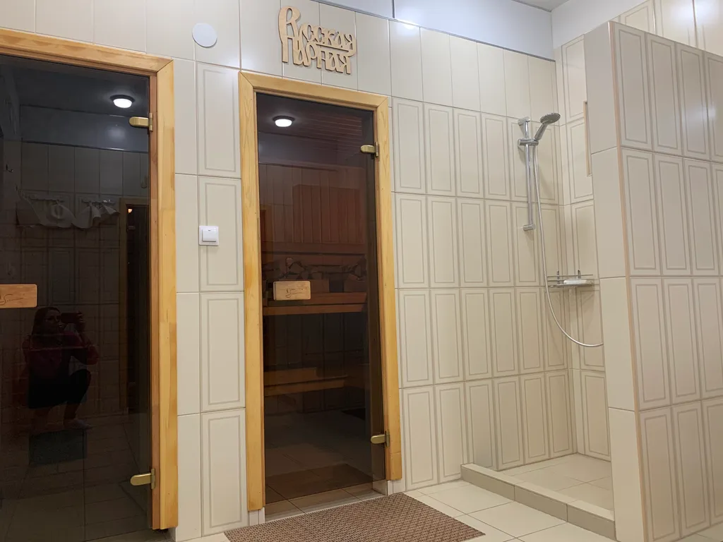 Коттедж на на берегу озера с банями и купелью