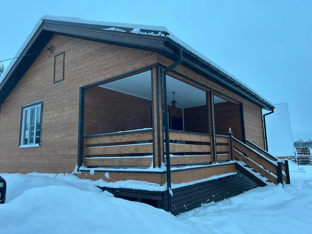 Новый загородный дом у реки с баней и бассейном