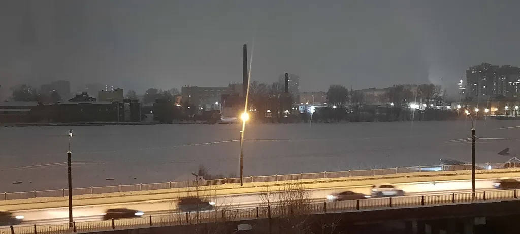Белая студия с видом на Неву