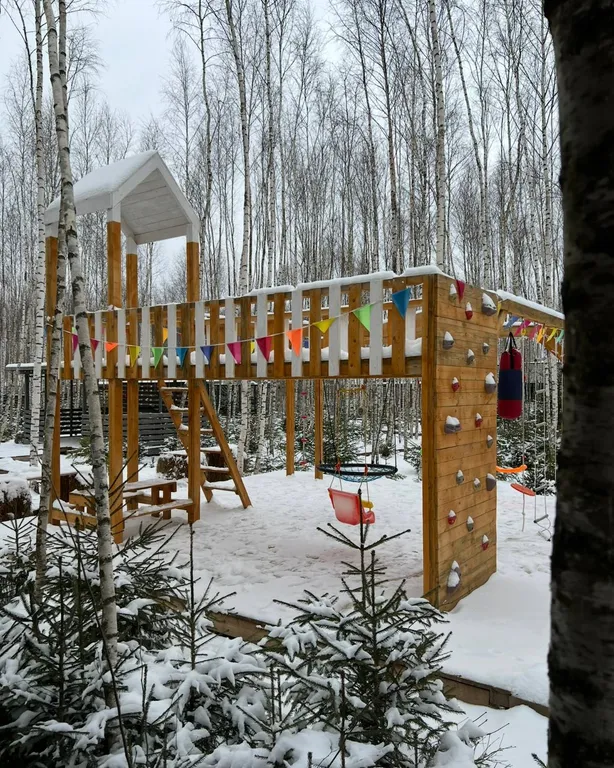 Коттедж Зеркальный дом у детской площадки до 6 человек, с собственной баней — Семеновское