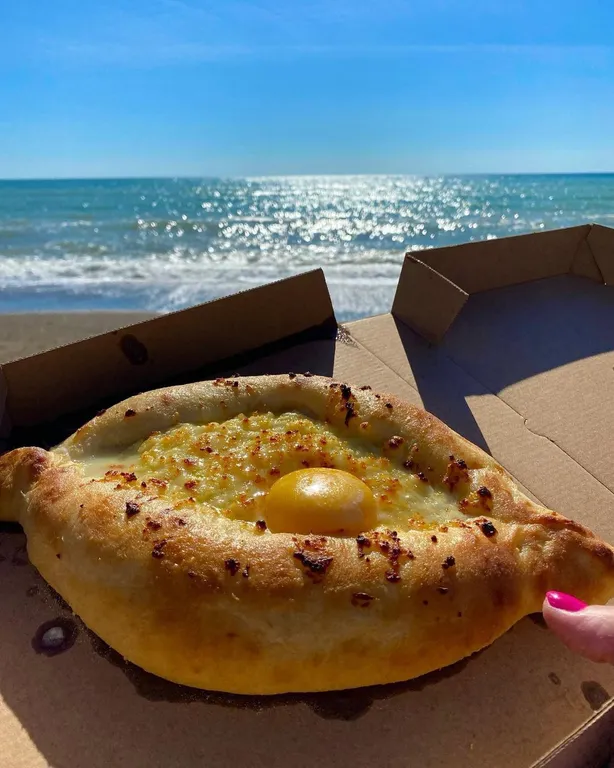 Маяк и море через дорогу