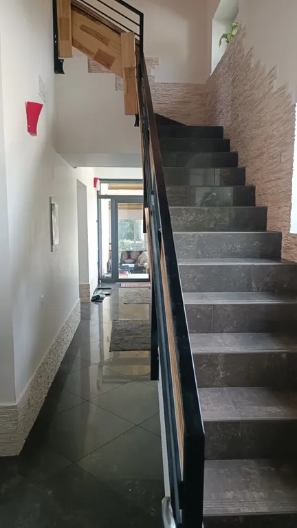 Новый коттедж для семейного отдыха в черте города