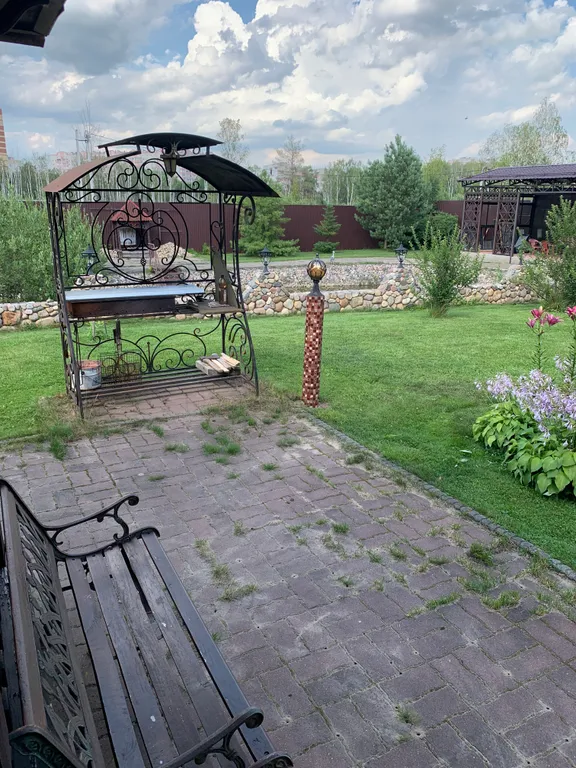 Уютный дом на пруду в черте города