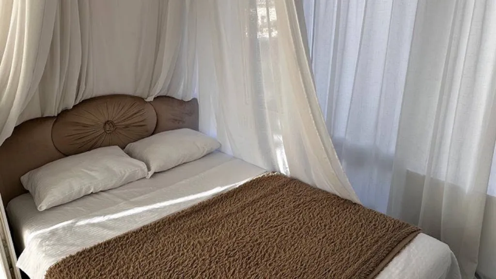 Уютная студия с панорамными окнами через забор с Ханским дворцом