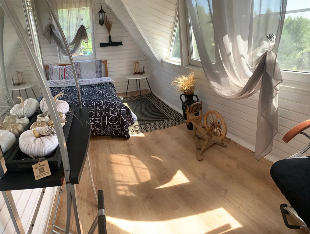 Дом на берегу озера с собственной конюшней