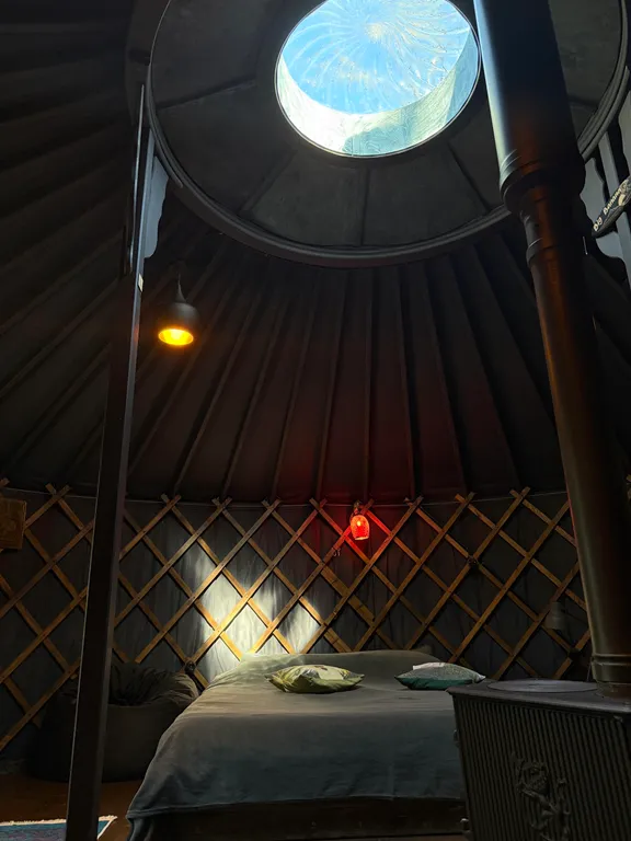 Дом и юрта на Валдае