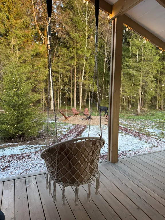 Дом с панорамным камином и видом на лес