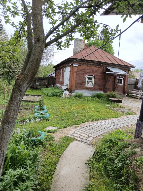 Деревенская изба на тихой улочке