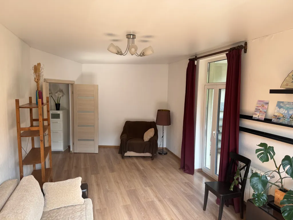 В центре города большая, атмосферная квартира с лужайкой