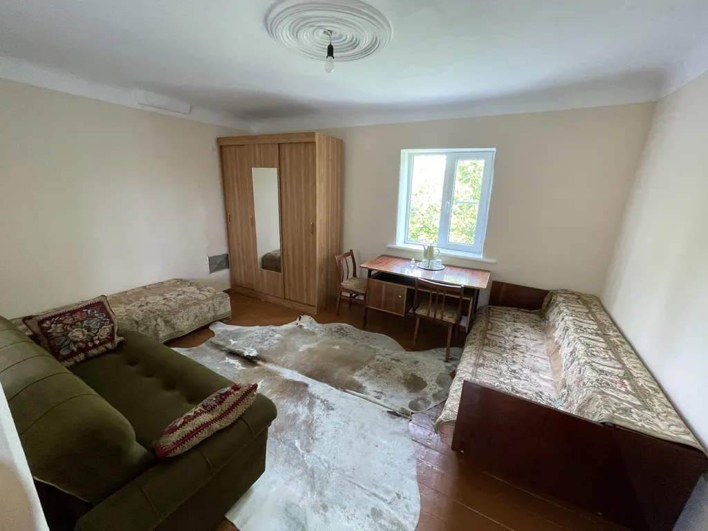 Небольшой дом в цветущем саду