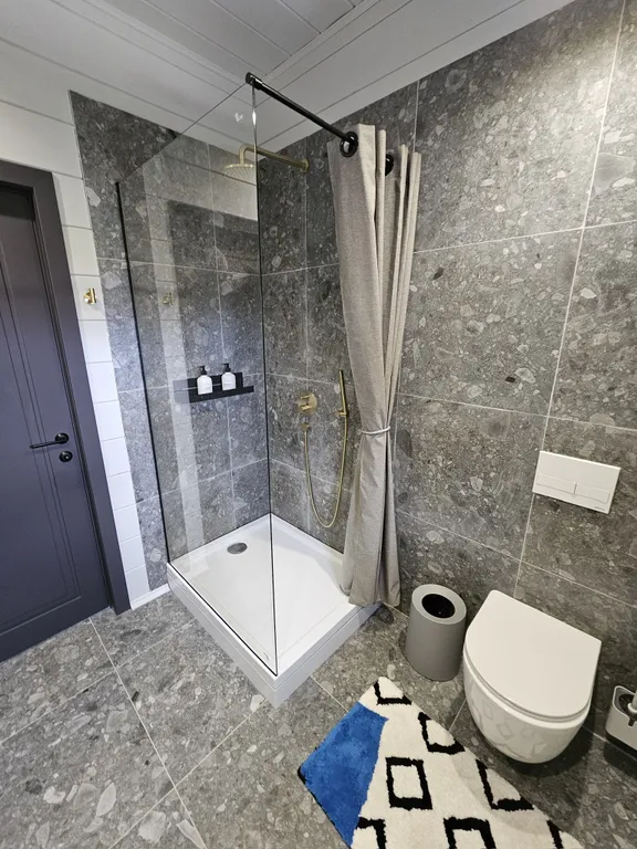 Стильный современный дом для отдыха на природе