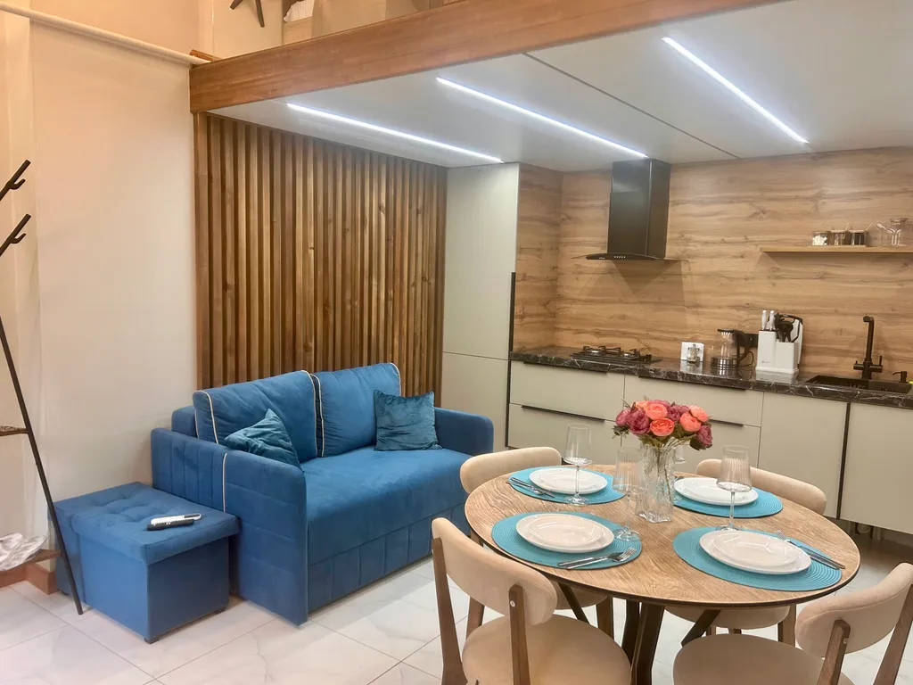 Двухуровневую квартира с авторским ремонтом в самом центре курорта