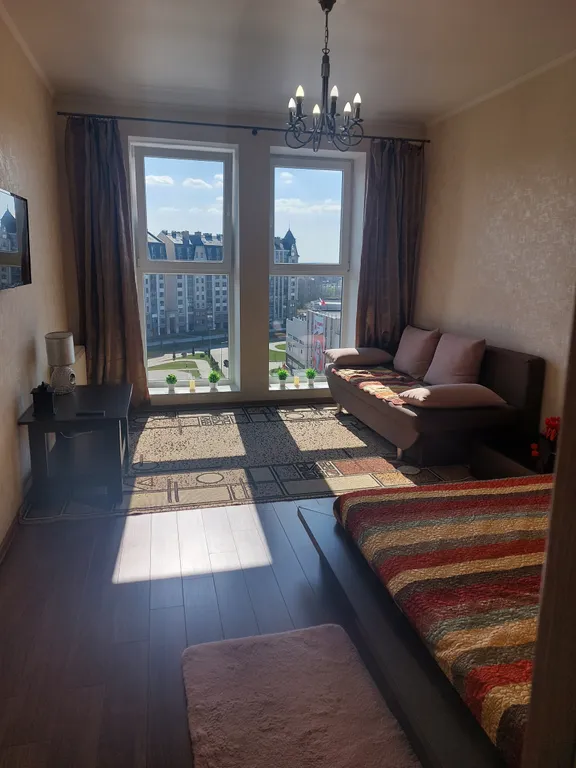 Уютная квартира с панорамными окнами в пол и красивым видом на парк