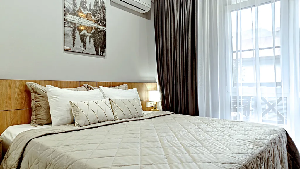 Вид на горы с балкона - апартамент со спальней в центре курорта