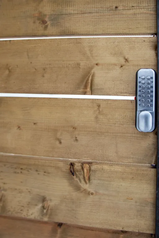 Новый уютный дом с отдельной территорией в центре города.